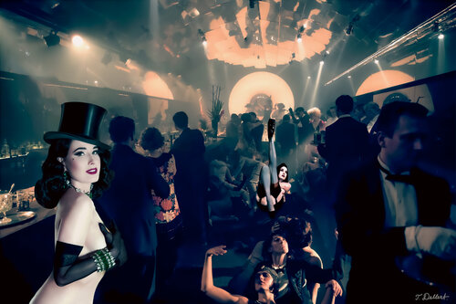 Dita performing at BAR 100 in Babylon Berlin di Thomas Dellert, Fotografia in vendita su Singulart