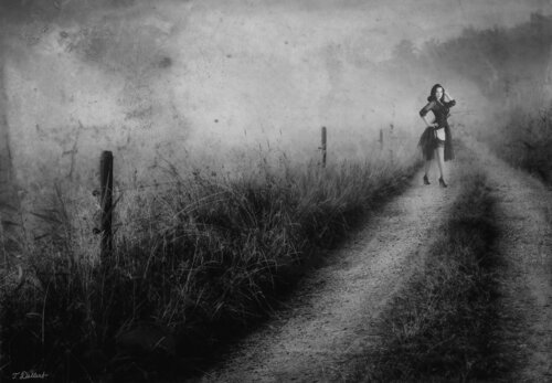 Dita in the Mist  " I saw her standing there " par Thomas Dellert, Édition en vente sur Singulart