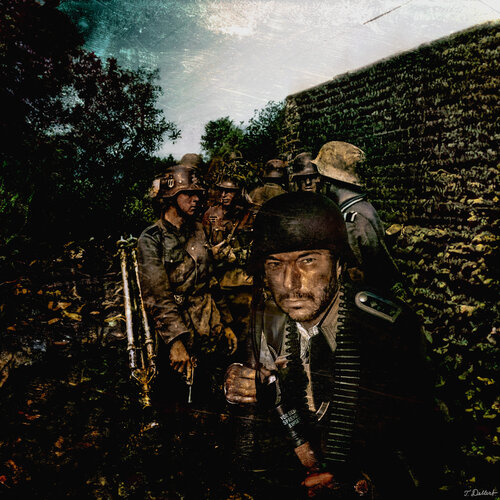 To Kill or to be Killed  that is the Question van Thomas Dellert, Fotografie te koop op Singulart