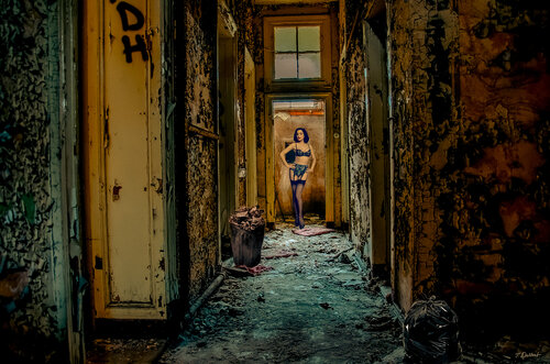 Elegance in a trashy world van Thomas Dellert, Afdruk te koop op Singulart