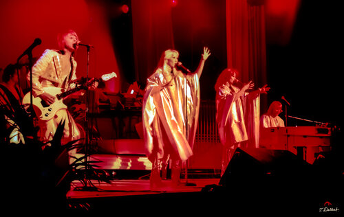 ABBA      Live at Albert Hall London in Red Light van Thomas Dellert, Fotografie te koop op Singulart
