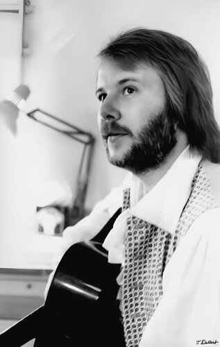 BENNY  of ABBA  behind stage warming up for Dancing Queen Royal performance 1976 van Thomas Dellert, Fotografie te koop op Singulart
