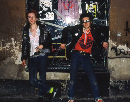Johnny Rotten and friend photo by Tommy Dollar di Thomas Dellert, Fotografia in vendita su Singulart