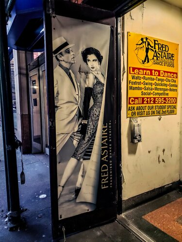 Manhattan is a song and dance par Thomas Dellert, Photographie en vente sur Singulart