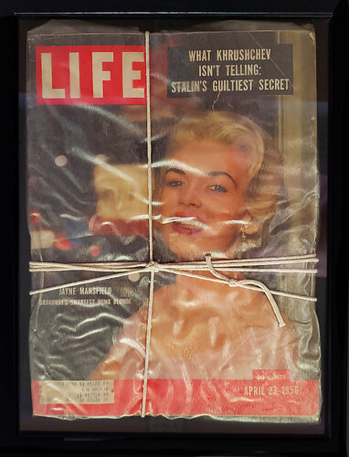 Christo Wrapped  LIFE Jayne Mansfield 1956 magazine in box van Thomas Dellert, Andere media te koop op Singulart