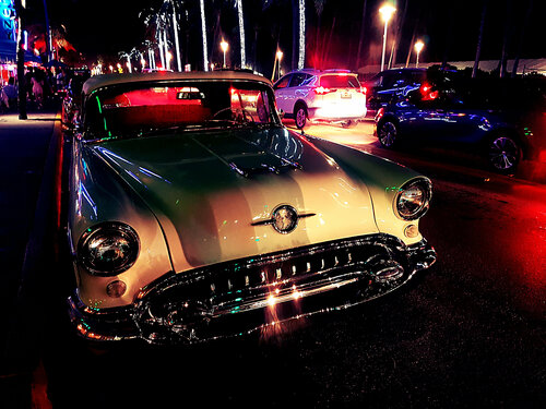 Miami Vintage Neon Night  at Ocean Drive.      Original photo T Dellert par Thomas Dellert, Photographie en vente sur Singulart