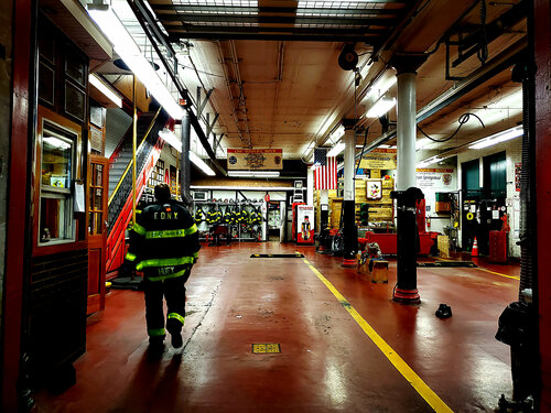 Manhattan FDNY van Thomas Dellert, Fotografie te koop op Singulart