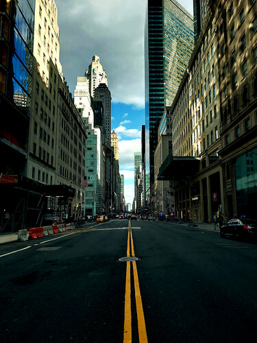 Follow the Yellow painted lines par Thomas Dellert, Photographie en vente sur Singulart