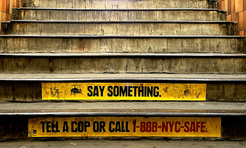 report a crime to a cop..If he  is still there by then par Thomas Dellert, Photographie en vente sur Singulart