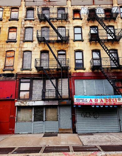 blinded windows par Thomas Dellert, Photographie en vente sur Singulart