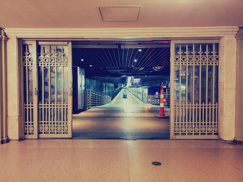 When the Trains have left and time stands still par Thomas Dellert, Photographie en vente sur Singulart