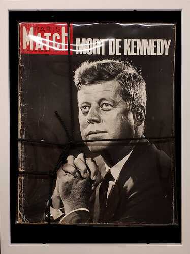 Paris MATCH with J.F.Kennedy on the cover the Memorial 1963 Issue par Thomas Dellert, Autres supports en vente sur Singulart