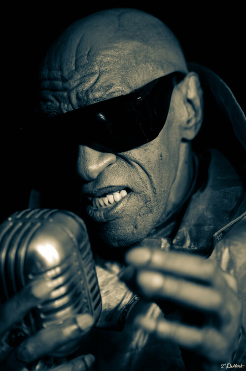 Singer Curtis Jones singing in Elvis Presley's original microphone Thomas Dellert
