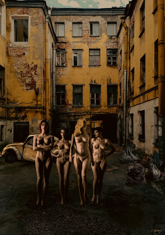 Naked in the Berlin backlot Thomas Dellert