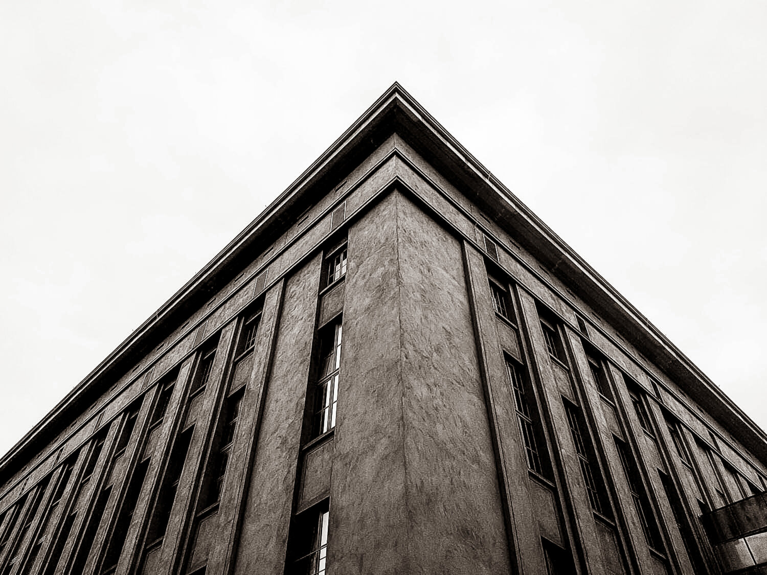 Ecke eines Berliner Gebäudes aus den 1930er Jahren Thomas Dellert Fotografie zu verkaufen