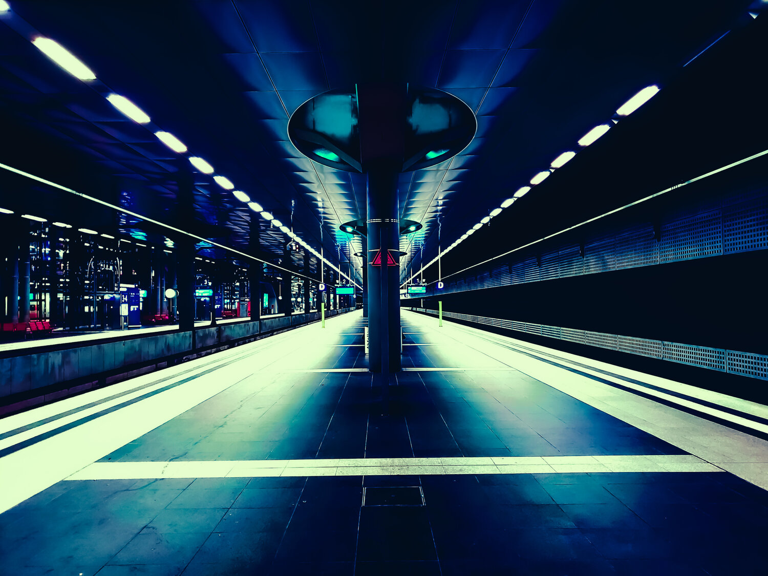 Hauptbahnhof (Berlin Central Station at night ) Thomas Dellert