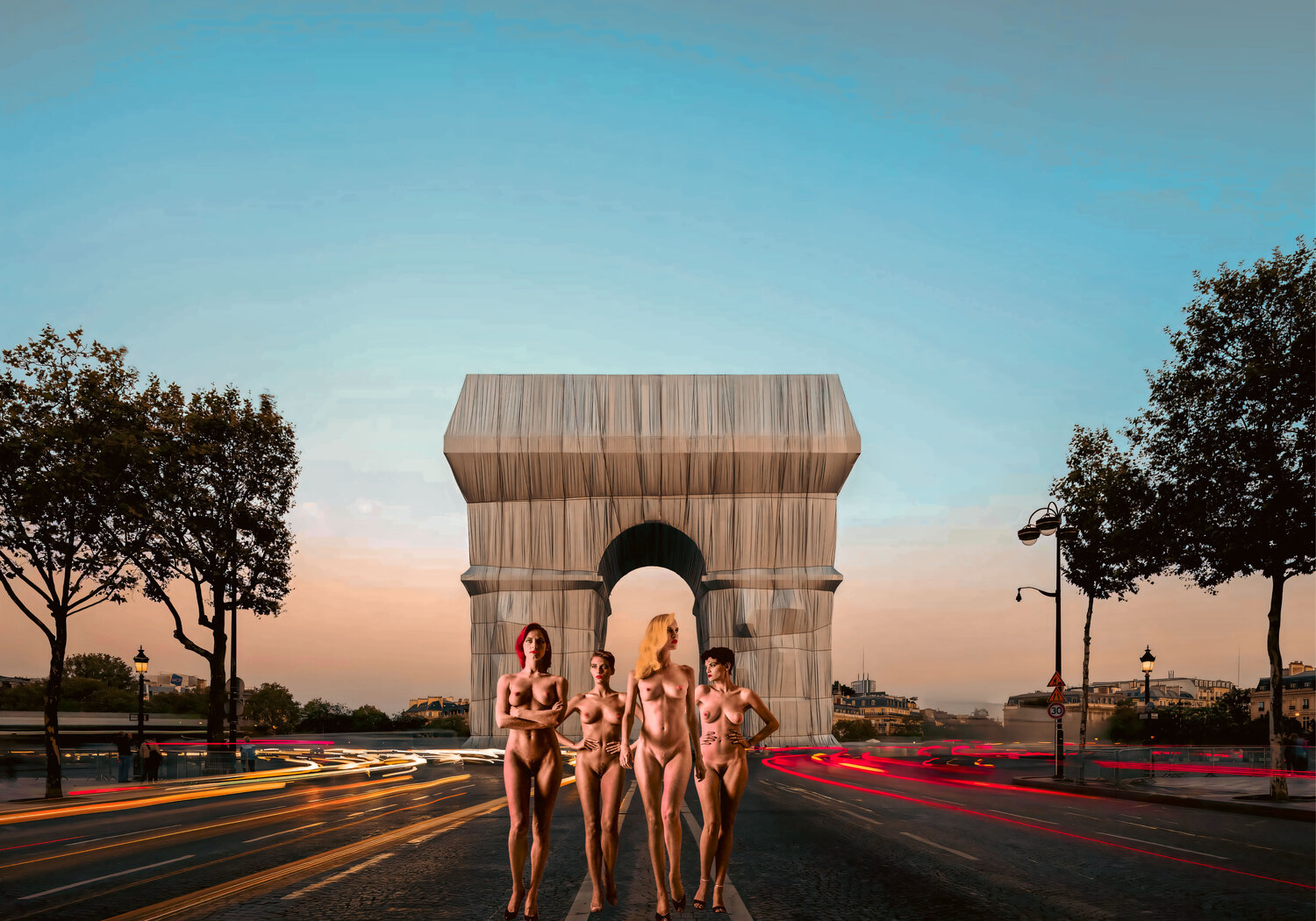 Naked in Paris with Christo's Wrapped Arc de Triumph Thomas Dellert Fotografia in vendita