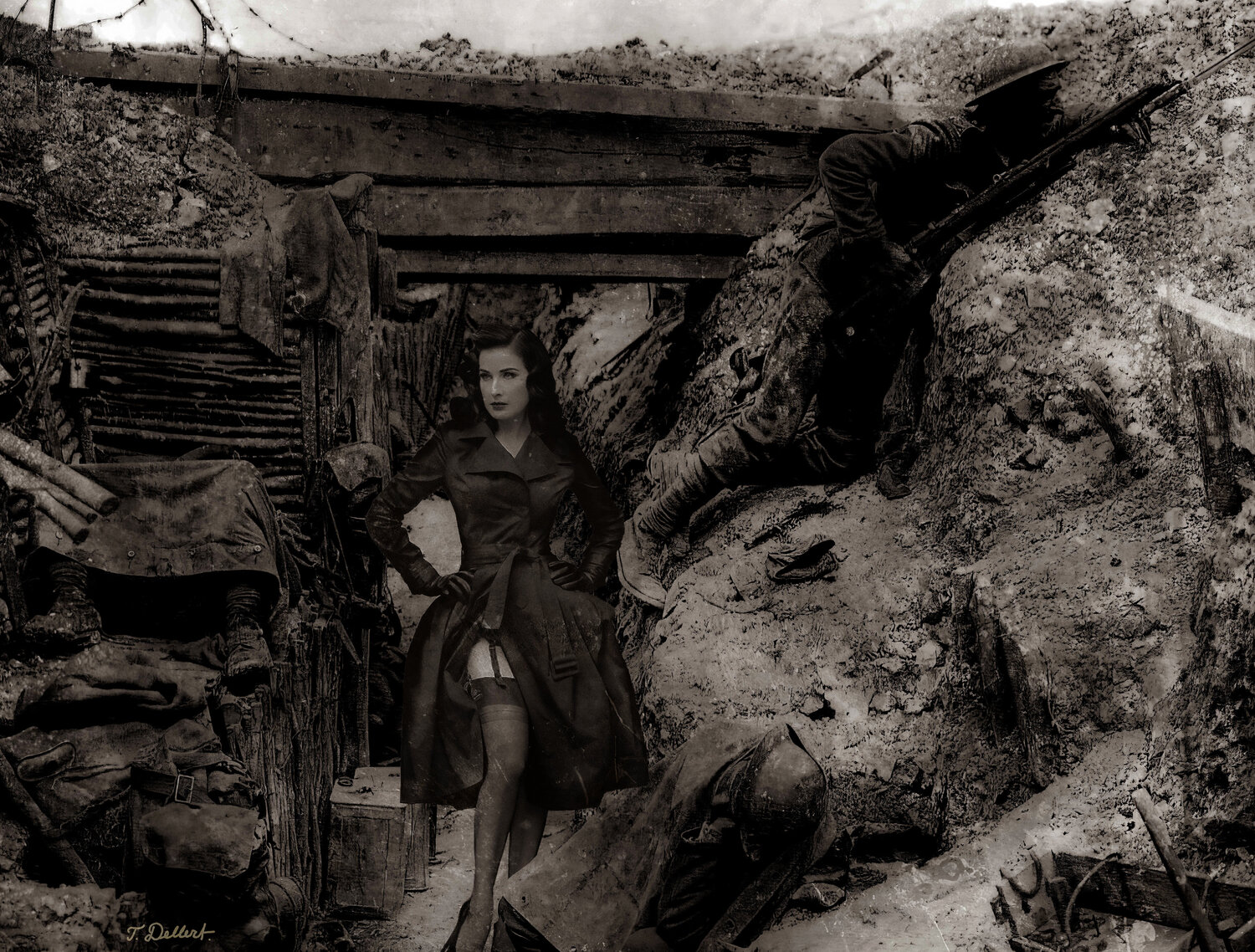 Dita in a WW1 Trench in her Trenchcoat Thomas Dellert Druck zu verkaufen