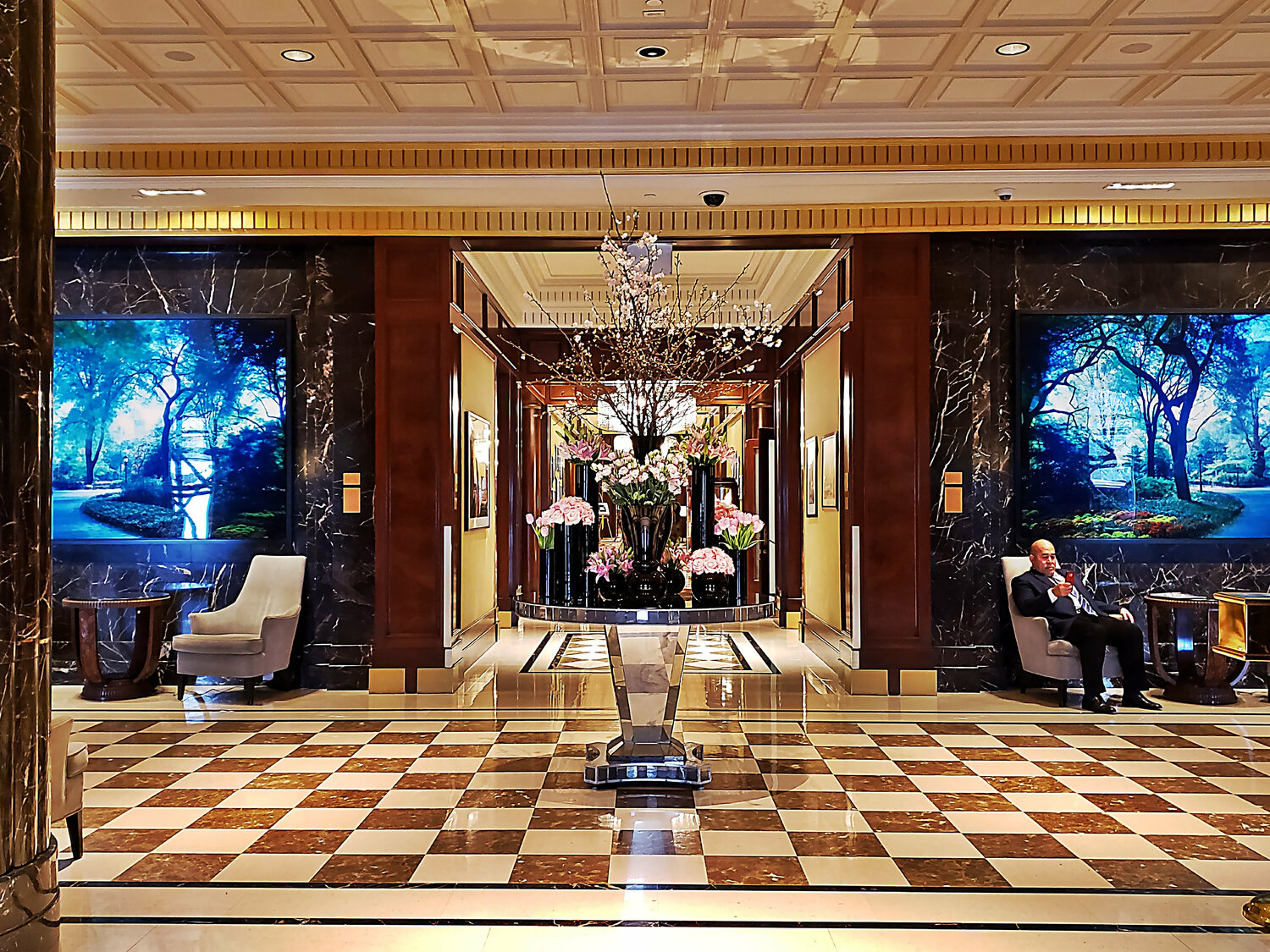 I'm still waiting for You in the Hotel Lobby Thomas Dellert Fotografia in vendita