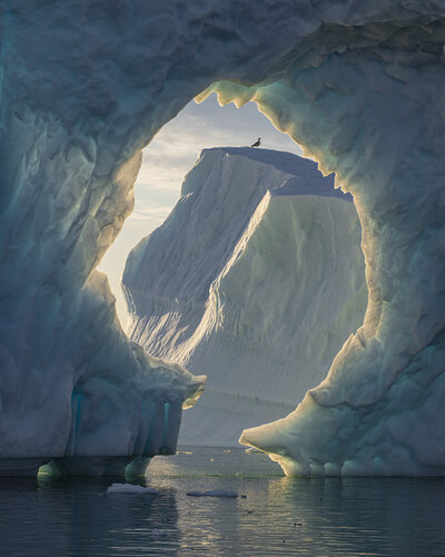 Hole in the Ice, Greenland 2025 di Hans Strand, Fotografia in vendita su Singulart