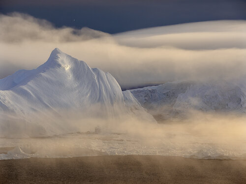 Iceberg and Fog, Greenland 2016 di Hans Strand, Fotografia in vendita su Singulart