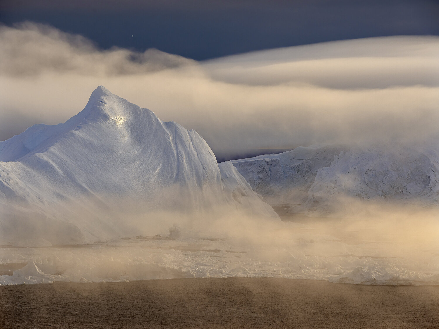 Iceberg and Fog, Greenland 2016 Hans Strand Fotografie zu verkaufen