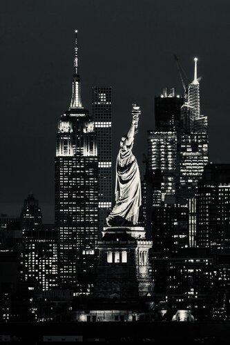 Statue of Liberty & Empire State Building - NYC Nightscape Print van Viktoria Farkas, Fotografie te koop op Singulart