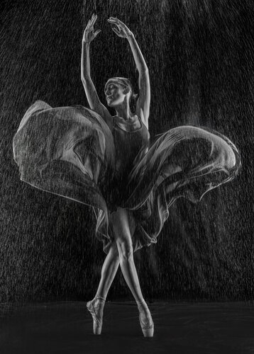 Dancing in The Rain von Viktoria Farkas, Fotografie kaufen auf Singulart