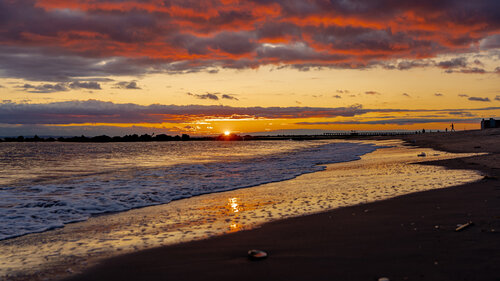 Purple & Gold Sunset Beach - Dramatic Coastal Landscape de Viktoria Farkas, Fotografía a la venta en Singulart