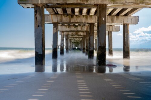 Under the Pier de Viktoria Farkas, Fotografía a la venta en Singulart