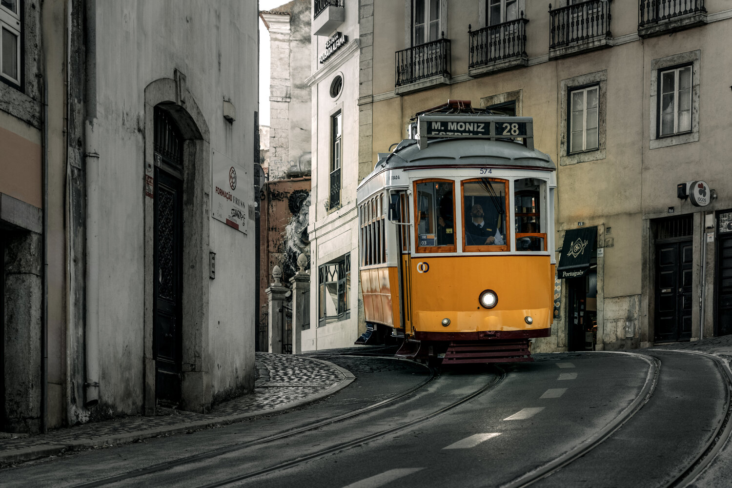 The Yellow Rhythm of Lisbon Viktoria Farkas Druck zu verkaufen