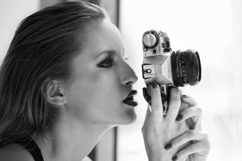 Dubai – Fine Art Female Portrait | Sensual Woman with Vintage Camera by Hikmat Wehbi, 写真 for Sale on Singulart