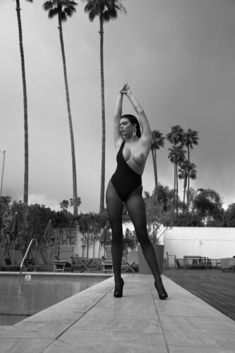 Los Angeles – Fine Art Poolside Portrait par Hikmat Wehbi, Photographie en vente sur Singulart