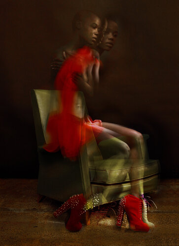 Zana in Chair von Malcolm Dare, Fotografie kaufen auf Singulart