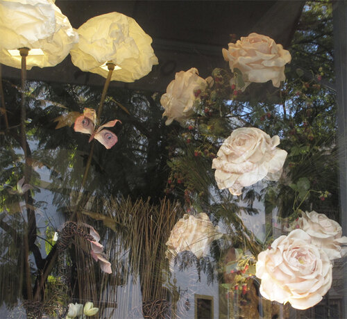 Flores y reflejos de edificios decorados van Sara Gallego, Fotografie te koop op Singulart