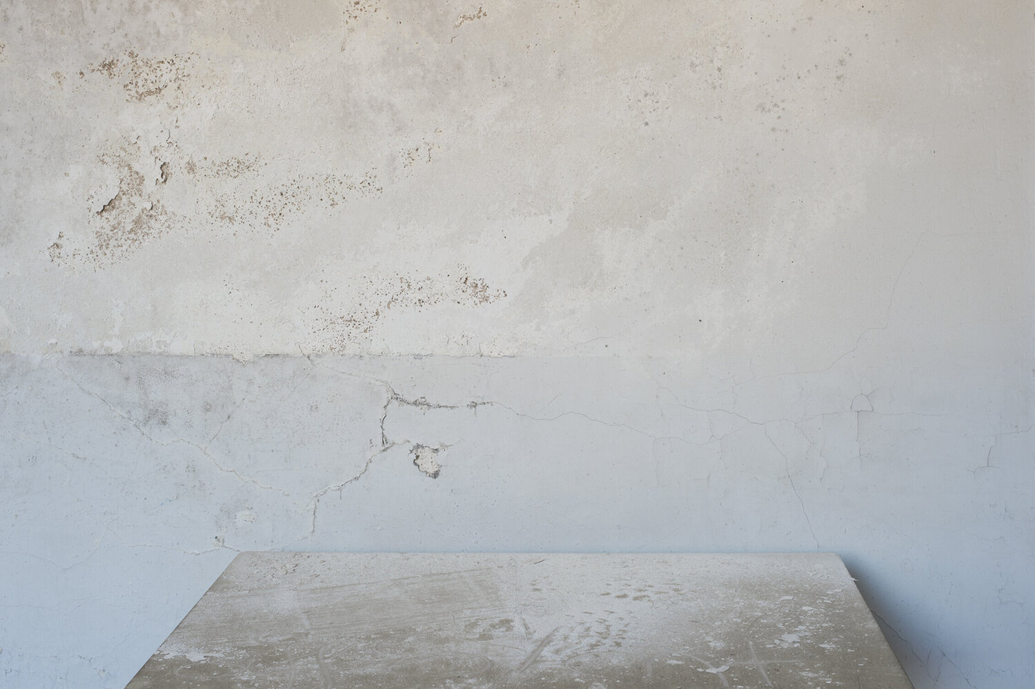 La table oubliée Corinne Deniel Fotografía en venta