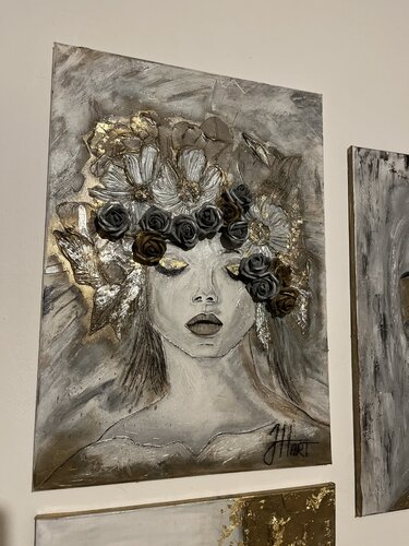 Woman with GOLD by Jessica Harisova, Painting for Sale on Singulart