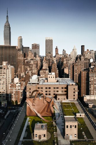 Rooftop Bag, New York, 2015 by Greg Delves, 写真 for Sale on Singulart