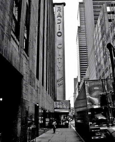 Radio City Scenes - New York von Fabian Kimmel, Fotografie kaufen auf Singulart