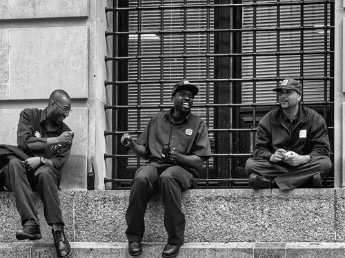 3 Workers at the MET - New York von Fabian Kimmel, Fotografie kaufen auf Singulart