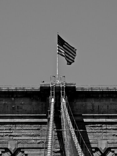 Brooklyn Bridge Pride - New York von Fabian Kimmel, Fotografie kaufen auf Singulart