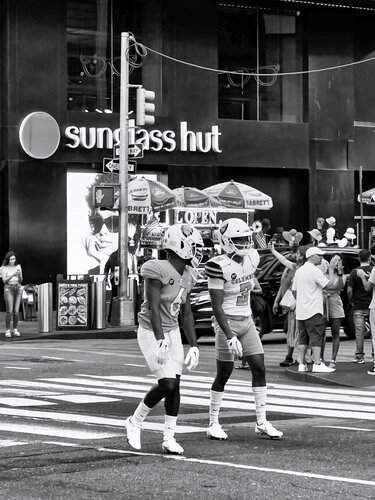 Times Square Football - New York von Fabian Kimmel, Fotografie kaufen auf Singulart