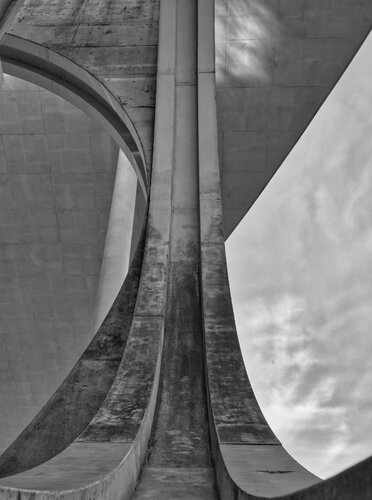 Vertical Corridor - Bauhaus Berlin von Fabian Kimmel, Fotografie kaufen auf Singulart