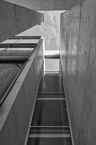 Suspended Lines - Bauhaus Berlin von Fabian Kimmel, Fotografie kaufen auf Singulart