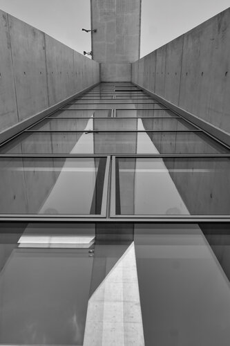 Framed Reflection - Bauhaus Berlin von Fabian Kimmel, Fotografie kaufen auf Singulart