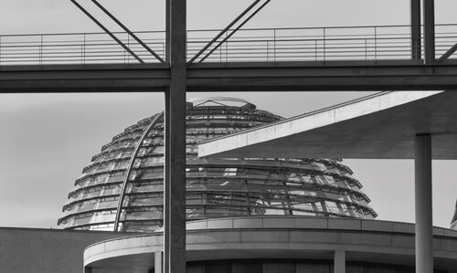Curved Concrete - Bauhaus Berlin von Fabian Kimmel, Fotografie kaufen auf Singulart