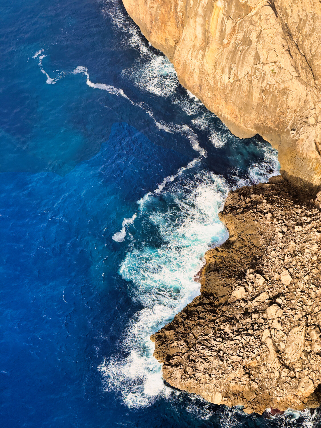 Waves Against Golden Cliffs Fabian Kimmel Photographie à vendre