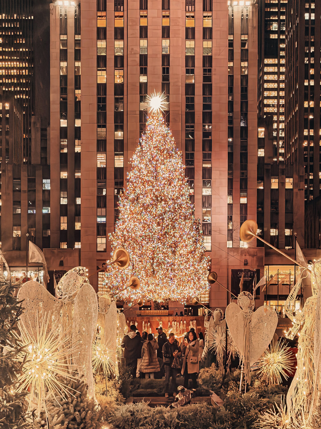 Rockefeller Christmas Tree I - New York Fabian Kimmel Photographie à vendre