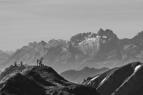 Gipfelkreuz in den Alpen | Dramatische Berglandschaft | Fine Art Schwarz-Weiß Fotografie by Daniel Gehring, Photography for Sale on Singulart