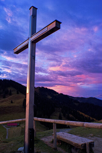Gipfelkreuz im Morgenlicht | Dramatischer Sonnenaufgang in den Alpen | Fine Art Fotografie by Daniel Gehring, 写真 for Sale on Singulart